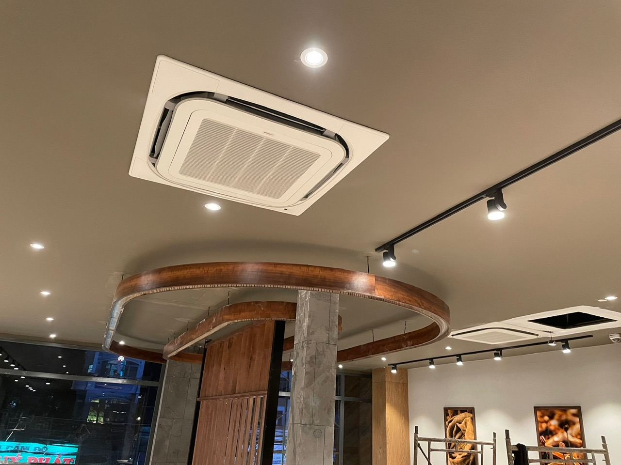 Dịch vụ lắp đặt máy lạnh trung tâm VRV cho quán cà phê tại Long Thành